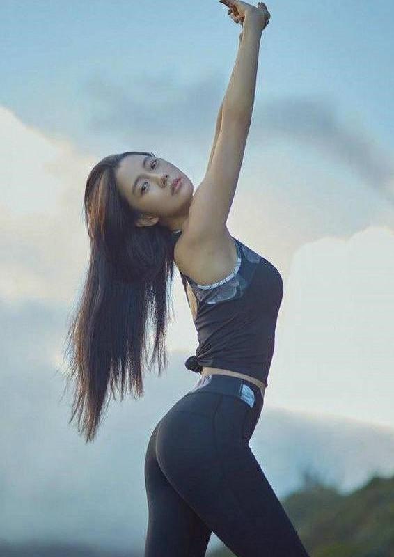 时尚甜美的打底裤美女，身材好颜值高，十分抢眼！