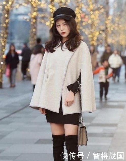  [凸显]街拍：穿吊带裙的长腿小姐姐，一个回眸，凸显优雅的女神范