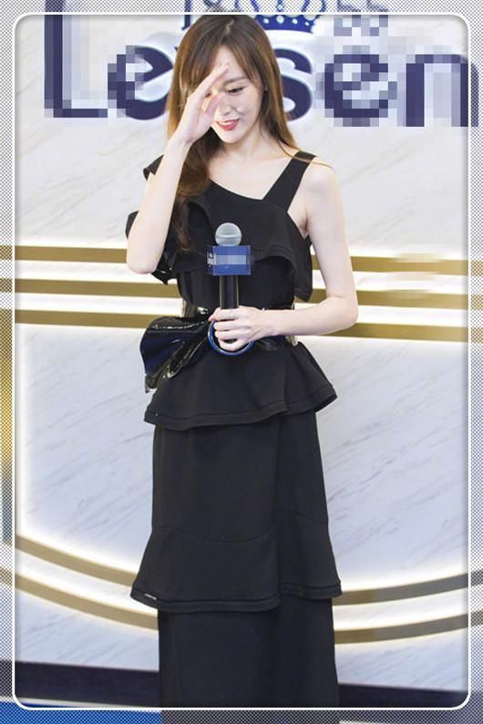 一直以为穿黑裙的唐嫣是最美的，可看到张钧甯后，我瞬间转变了