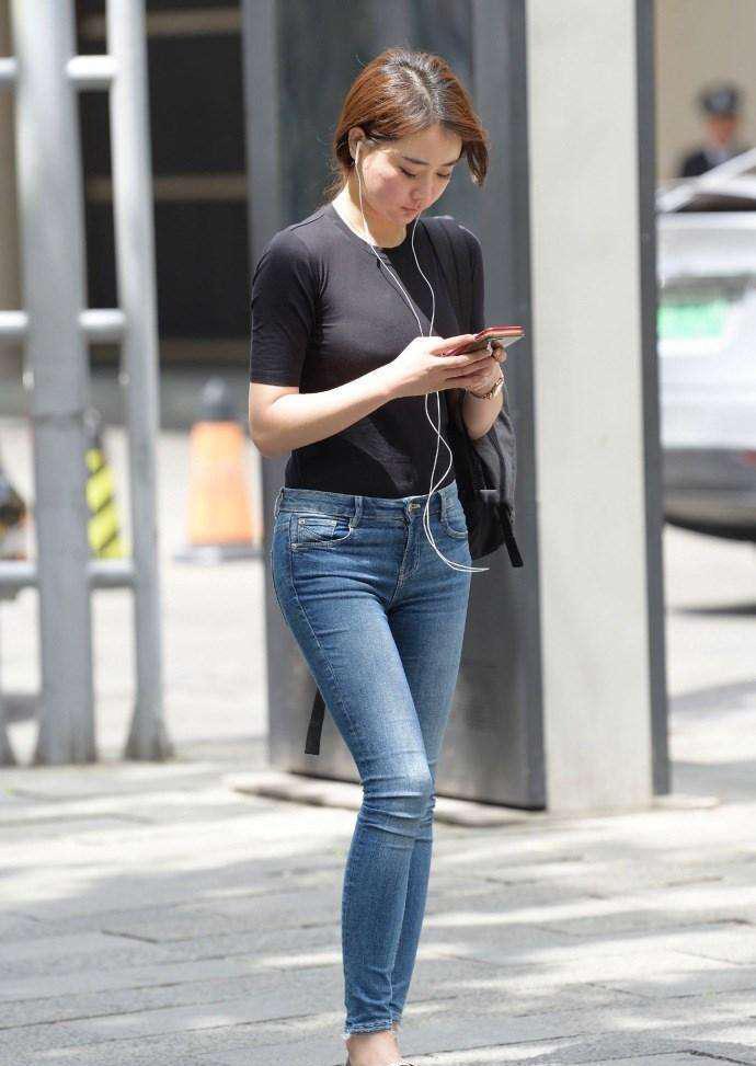 路人街拍：高颜值的长腿小姐姐，吊带短裙穿出女人的优雅和性感