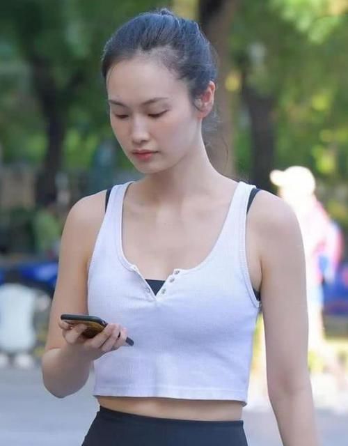  气质■美女时尚街拍：气质优雅的美女，一件白色衬衫配黑色半身裙，时尚达人气质