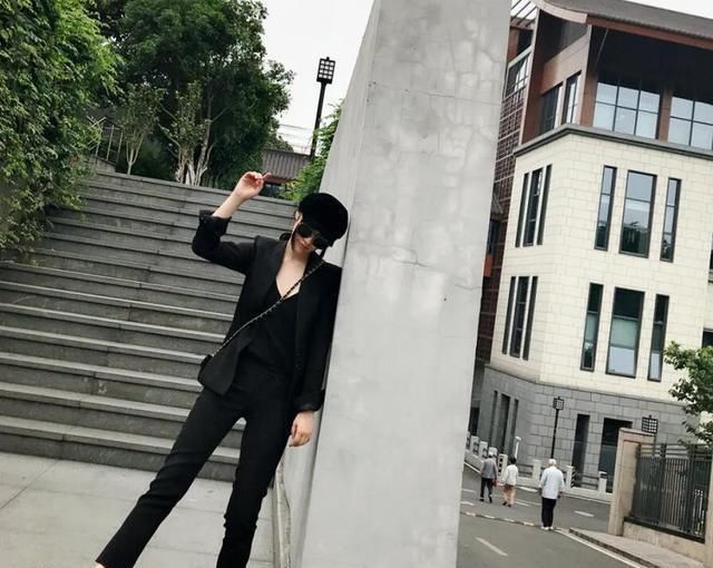  位小仙女们：“小白鞋”烂大街了，最近突然大火的“吸烟鞋”，怎么穿都好看