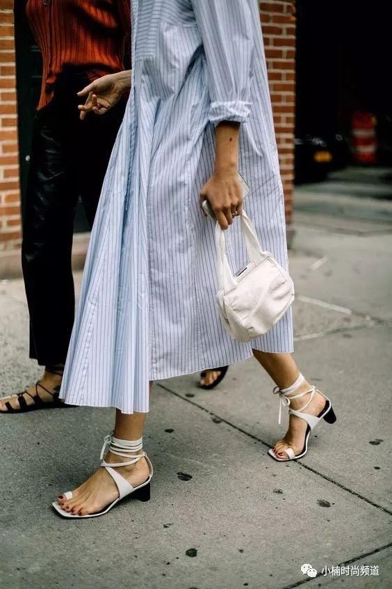 今年夏天就踩着这双方头凉鞋，搭上90年代复古列车