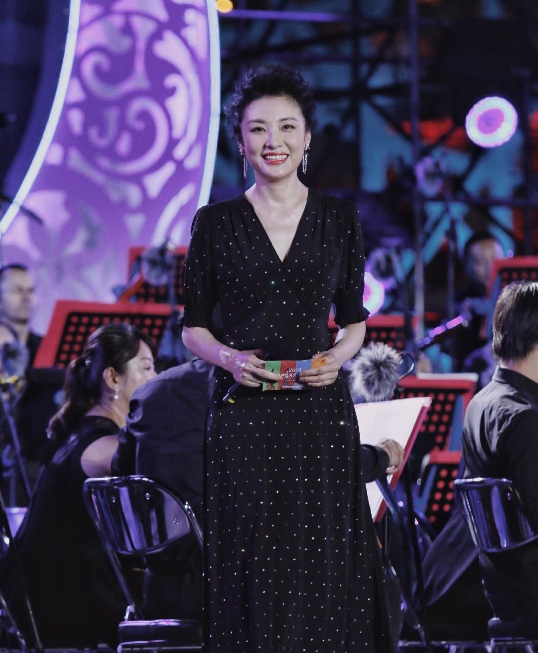  『以很好地』51岁周涛超有成熟女性魅力,黑色波点连衣裙穿搭,气质全开