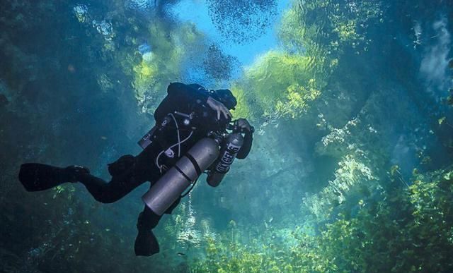 游客潜入普通池塘探险，却在水底30米处，意外发现“地狱之钟”