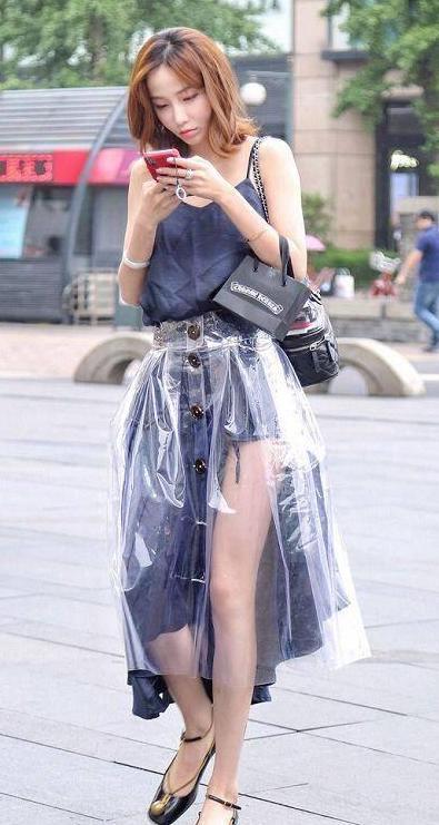 街拍：图二美女穿裹胸上街，裸露小蛮腰，大叔五米开外还在回头看