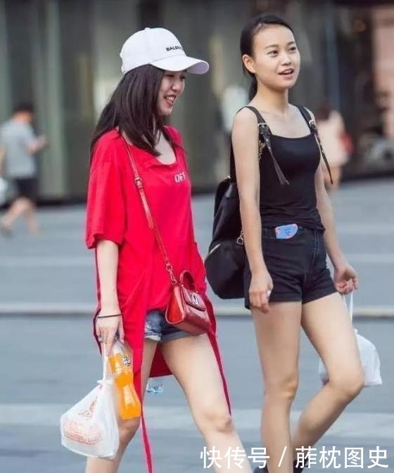 「 凹凸」一身素色的穿搭魅力十足,街拍:身材凹凸有致的美女
