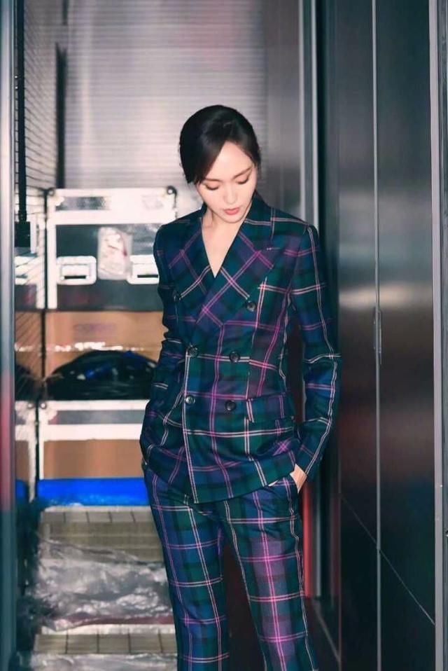 女星同穿西装，宋茜嘻哈范，杨幂御姐范，李宇春高级感十足！