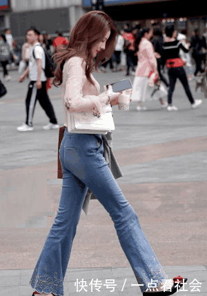 时尚姐姐穿上了牛仔裤，路人大叔要为她照个相，养眼！