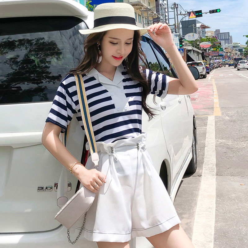 现在的姑娘真敢穿啊，短裤这么短，想不让人注意都难