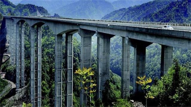 我国雅西高速：横穿10多条地震带，为何建造了五年之久？