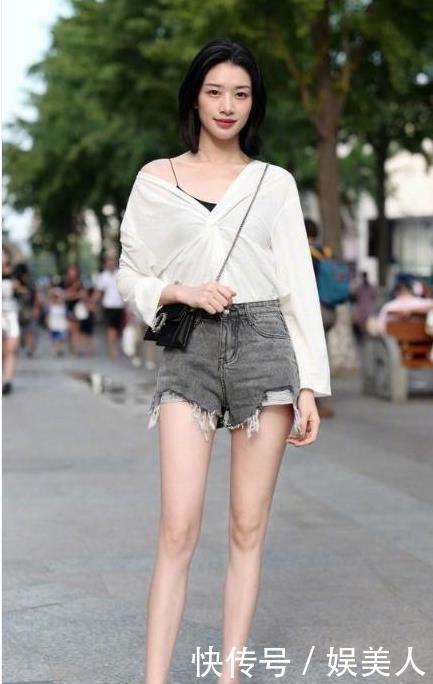 [ 格子]性感牛仔短裤，美腿上的纹身很惹眼！，街拍：红色格子短裙