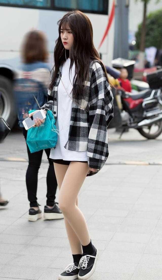  「喇叭裤」街拍: 靓女白色喇叭裤搭配高跟鞋, 很有女人味