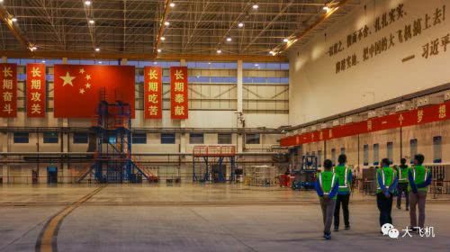 商飞献花每一架“熊猫机”背后的那些“熊猫眼”