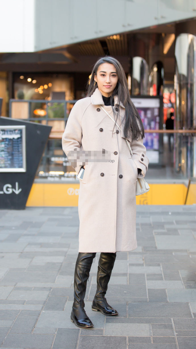 街拍:图2小姐姐穿白色吊带蕾丝裙,网友:肩部性感纹身很个性