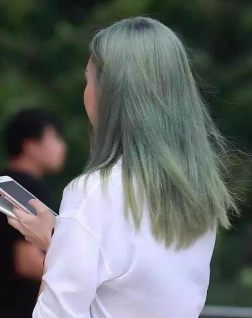  『皮衣』街拍：秀外慧中的美女，一件黑色皮衣配深蓝色半裙，时尚气质十足