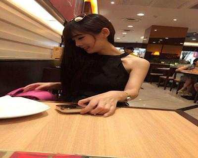 上班时间,办公室小范和小孙溜到楼下的健身中