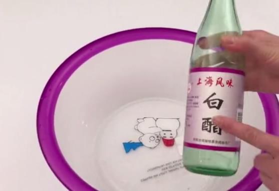 白色衣服发黄难清洗，只要撒上它搓洗一下，5分钟就和新买的一样