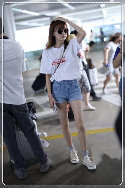 徐璐穿紧身短裤现身机场 大长腿很惊艳