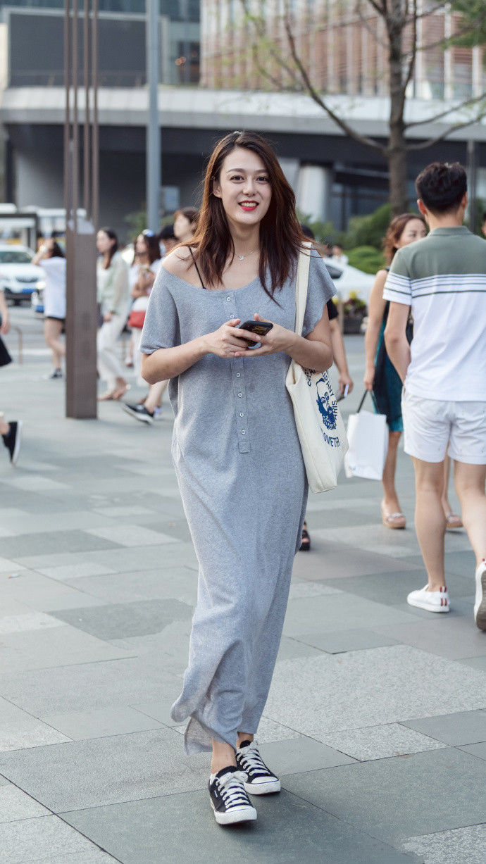成都街拍:高颜值女神的初秋搭配参考，时尚与魅力并存!