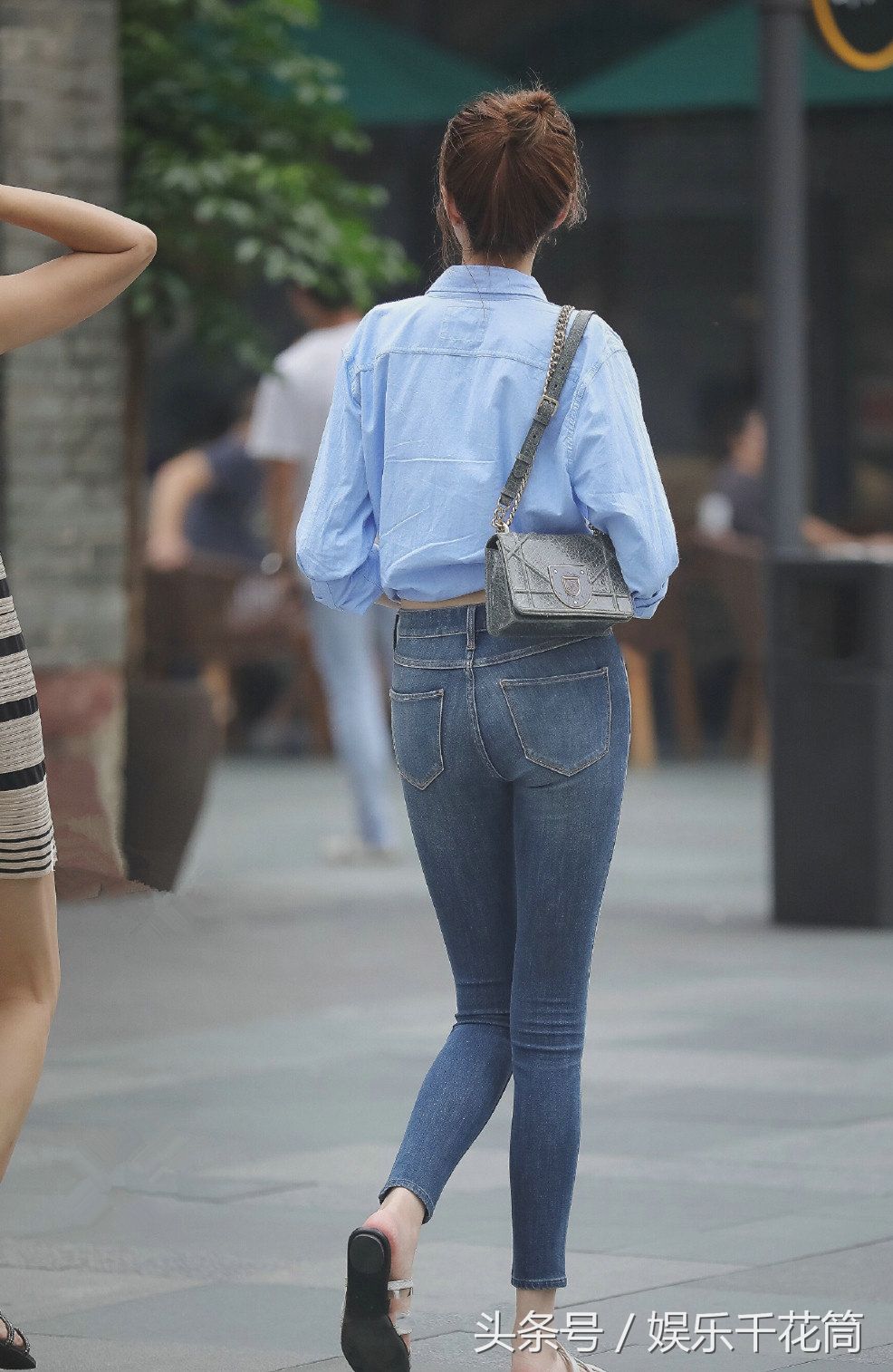 牛仔裤+衬衫打结的穿法尽显街头时尚