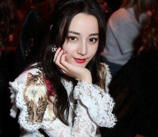 关晓彤和迪丽热巴同框，终于知道真正的女神，网友:太美了