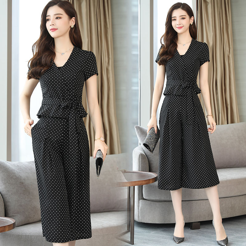 腰圆屁股大少穿紧身牛仔裤，看看这些女人穿显瘦套装，高挑又洋气