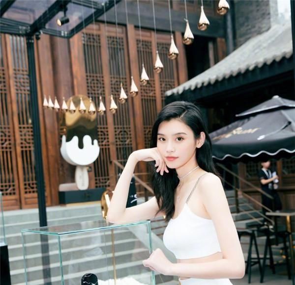 奚梦瑶与吊带裙，惊奇：奚姐总穿吊带裙，吊带裙总遮不住内衣