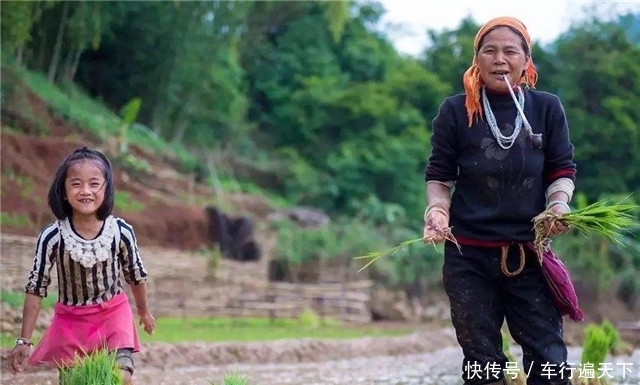 中国最后一个原始部落，男女烟斗不离身，小孩拿虫子当“零食”