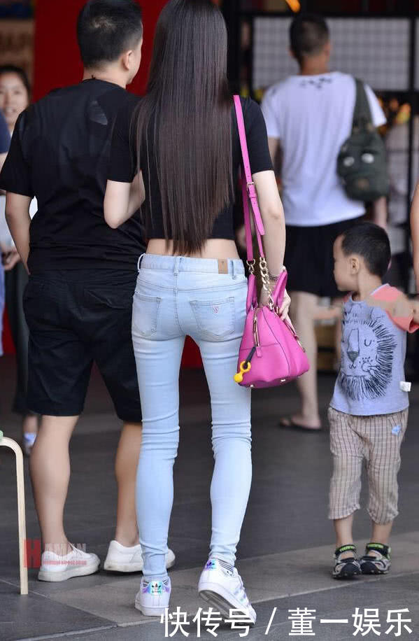 清纯小姐姐身穿露脐装搭配紧身牛仔裤,大秀一双迷人的大长腿,吸