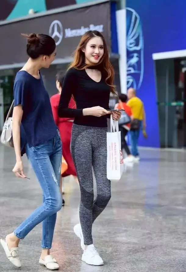 街拍：时尚柔美的打底裤小姐姐，娇俏迷人，勾勒出动人心弦的曲线