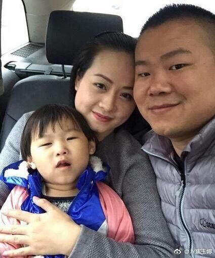 王思聪证实李小璐出轨：很正常，关上家门解决