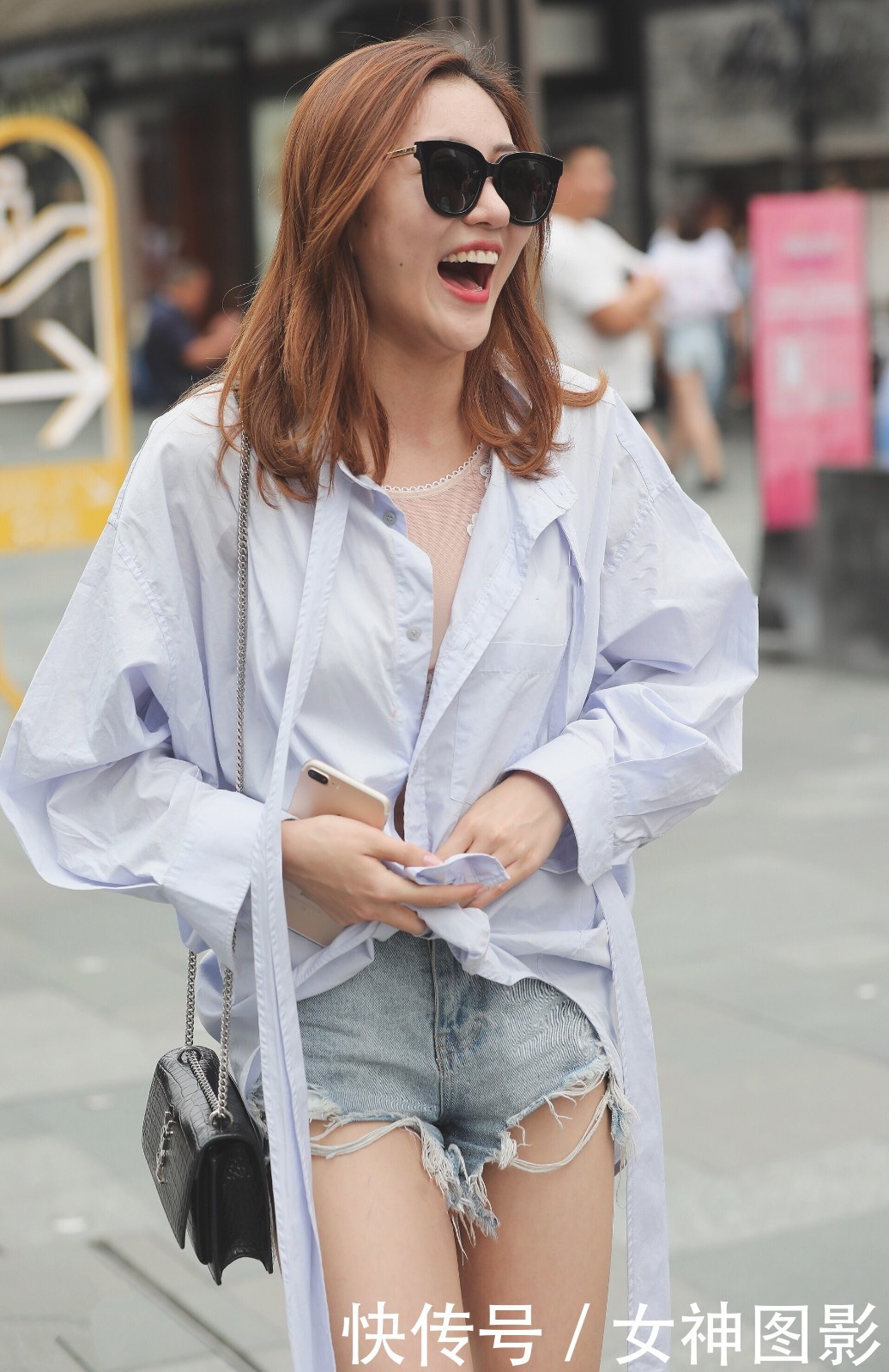 时尚街拍：内衣配热裤，这个小姐姐优雅又迷人！