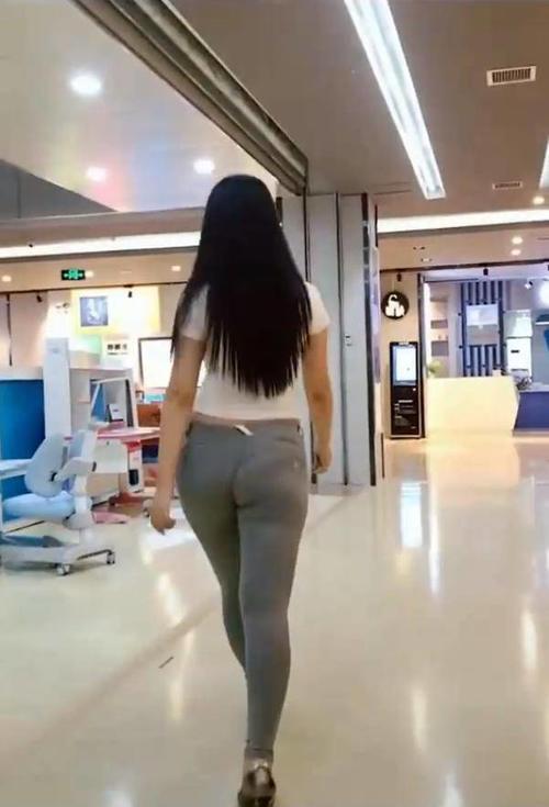 70分的牛仔裤，微胖小姐姐穿出了不输丝袜的质感!