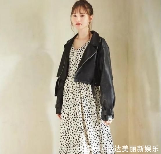  特别@早春外套别乱搭,毫不起眼的印花裙,教你成功吸睛扮靓
