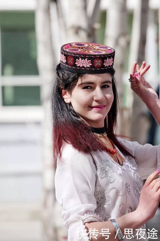 中国这个白种人民族，漂亮不输乌克兰美女，走在街上仿佛到了欧洲