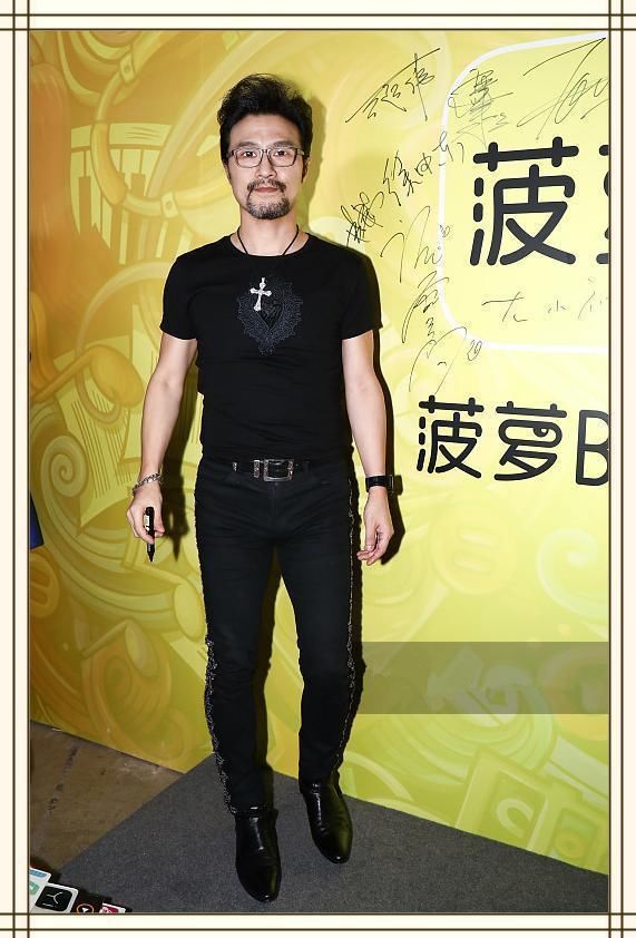 当汪峰脱下皮裤换上紧身裤，网友直呼：辣眼睛！这八字腿型太尴尬