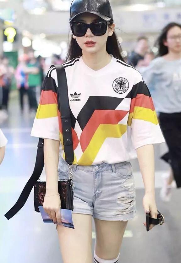 33岁戚薇厉害了，这么紧的“运动袜”硬要穿，网友：赘肉都出来了