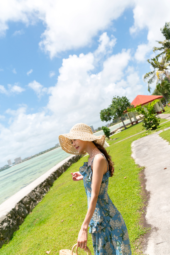 女神孙允珠，静谧海洋西西里蓝莓吊带长裙