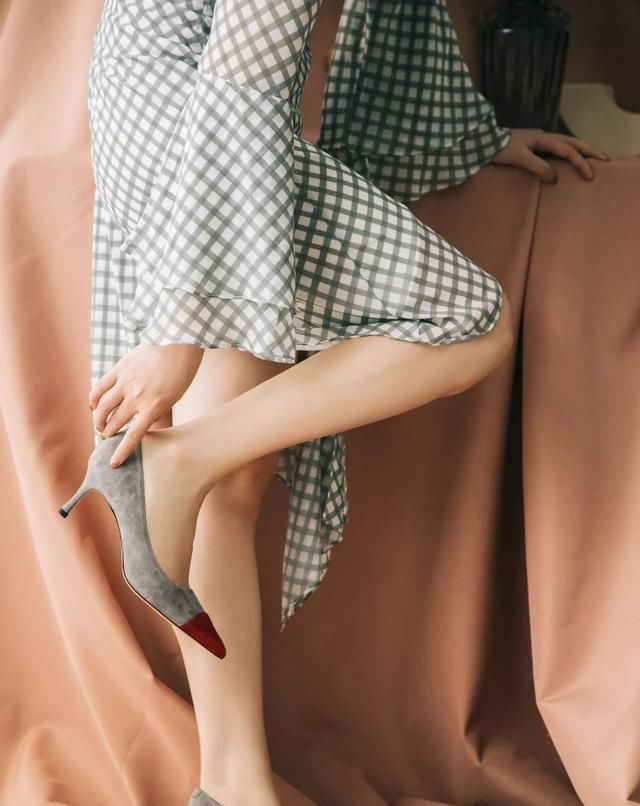  撞色拼接@作为一枚精致的女生,衣橱里需要哪些基础款的时尚单品?