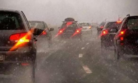  「雨天」雨天行车开“双闪”，到底是对还是错？交警给出了解释