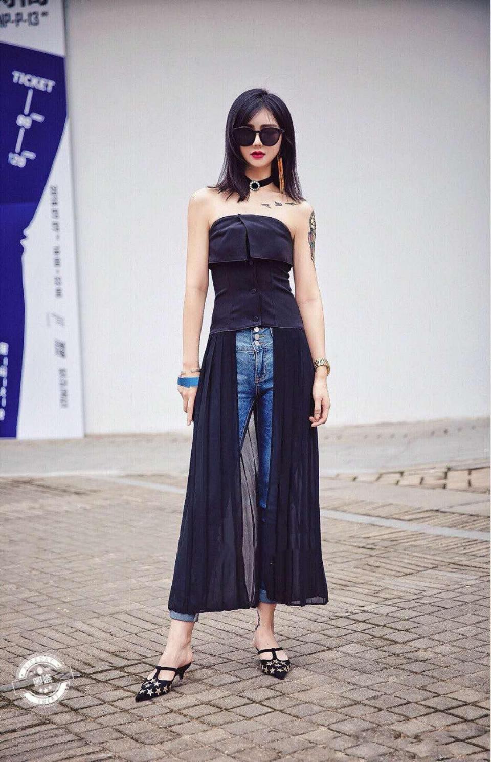 街拍：小姐姐的穿搭看似不经意，其实处处是心机