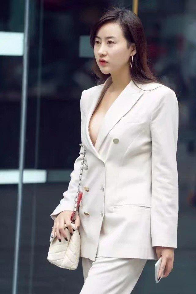 街拍：美女姐姐，衣着大胆，气质俱佳，惹人热眼