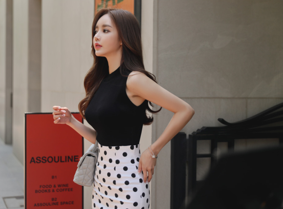 女神孙允珠，玄武岩黑磨牛奶波点无袖套裙