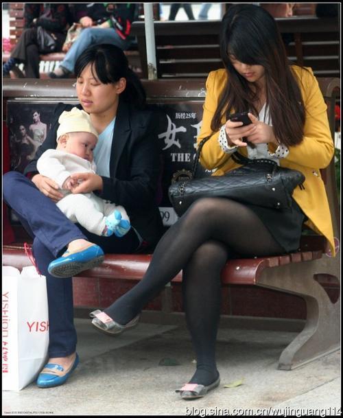 街拍:早春成都春熙路的时尚男女(图)