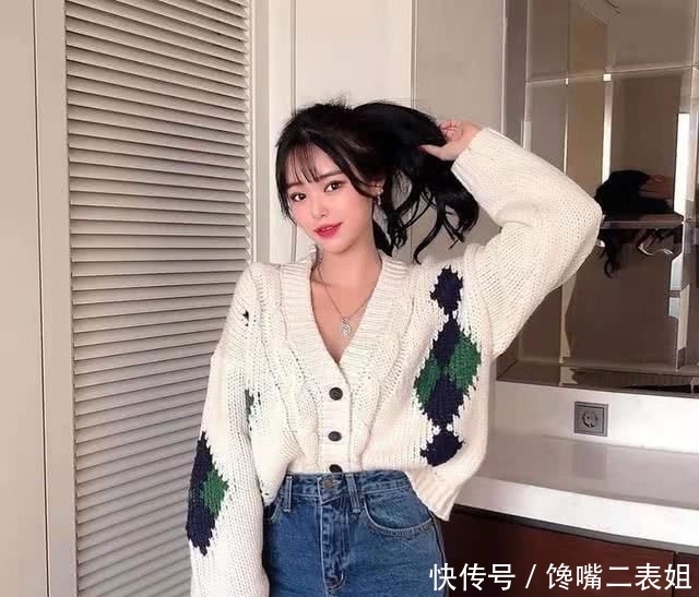  『宽松』女人过40少穿卫衣吧，掉档次！今年流行“百搭毛衣”，减龄又洋气