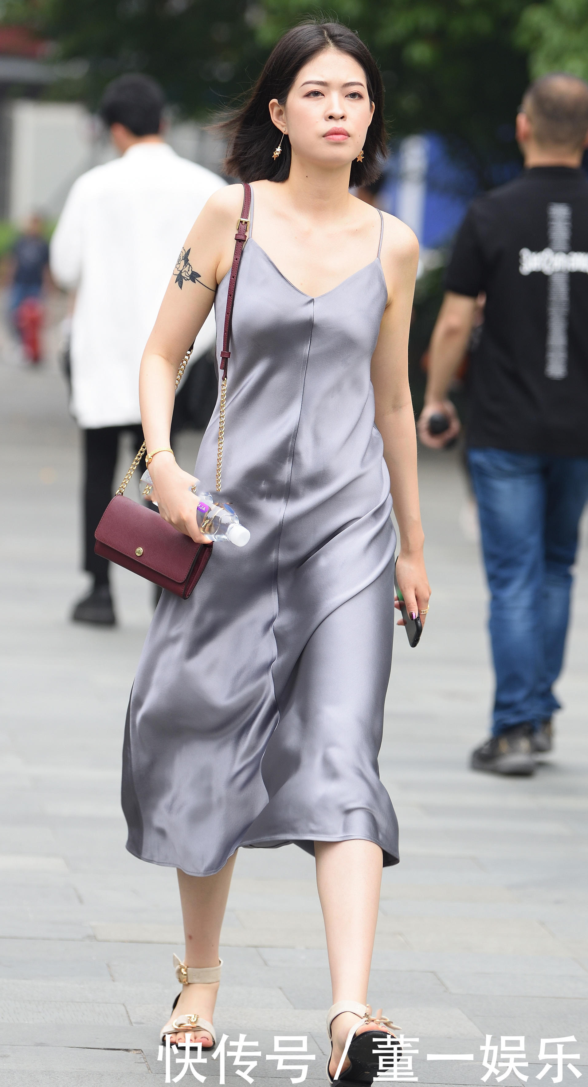 身材高挑的骨感小姐姐，穿着一袭银灰色修身长裙，让太平公主美出