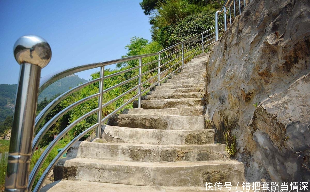 美丽的山村，家家户户建楼房，有一种建筑却造在悬崖峭壁上