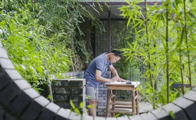  「租下」为养老，他租下20年破农房，院子400㎡，花3年打造出一