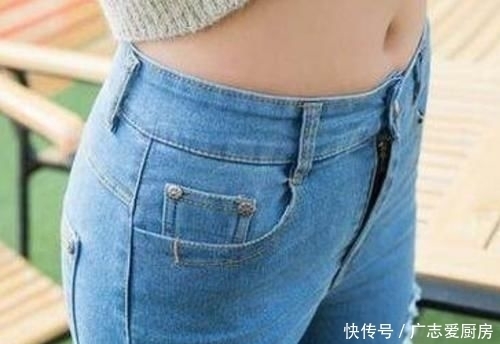  「看起来」牛仔裤美女，看起来有日韩潮流风格，展现出线条的优美！